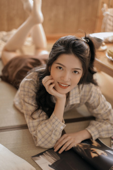 解开蕾丝胸罩